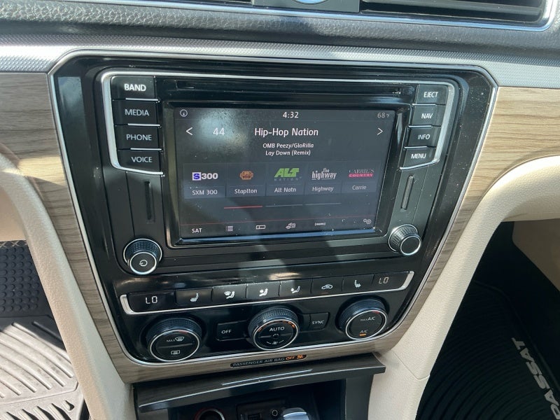 2017 Volkswagen Passat 1.8T SE w/Technology