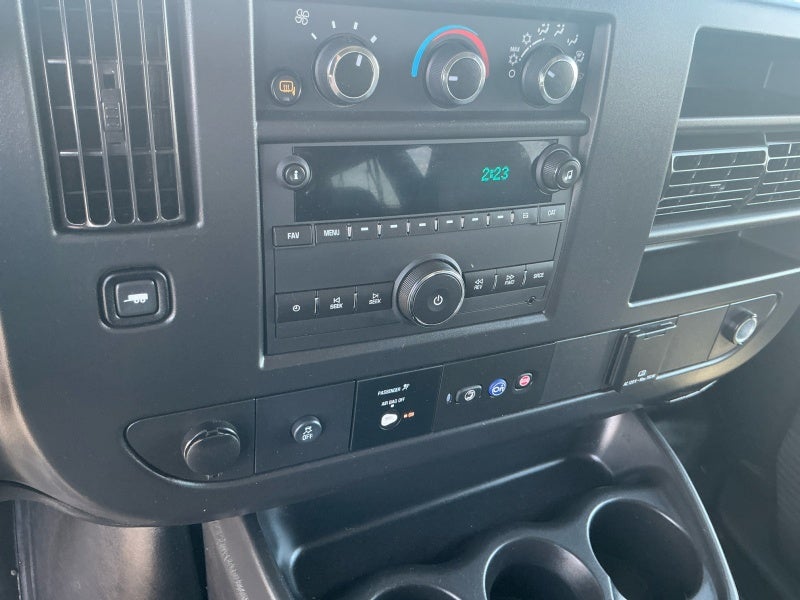 2025 Chevrolet Express Passenger 1LS