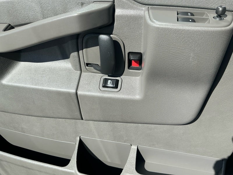 2025 Chevrolet Express Passenger 1LS