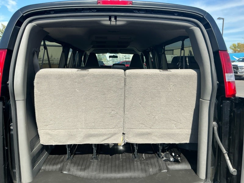 2025 Chevrolet Express Passenger 1LS