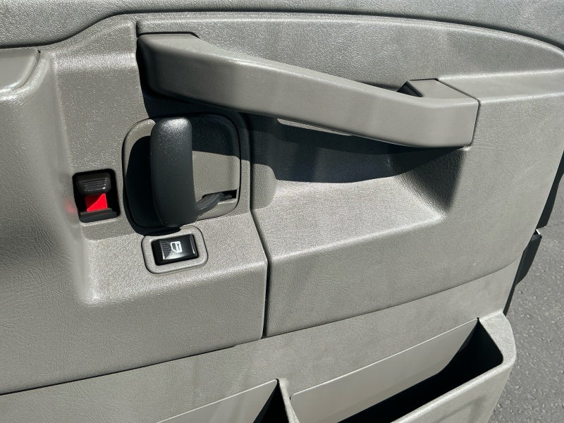 2025 Chevrolet Express Passenger 1LS
