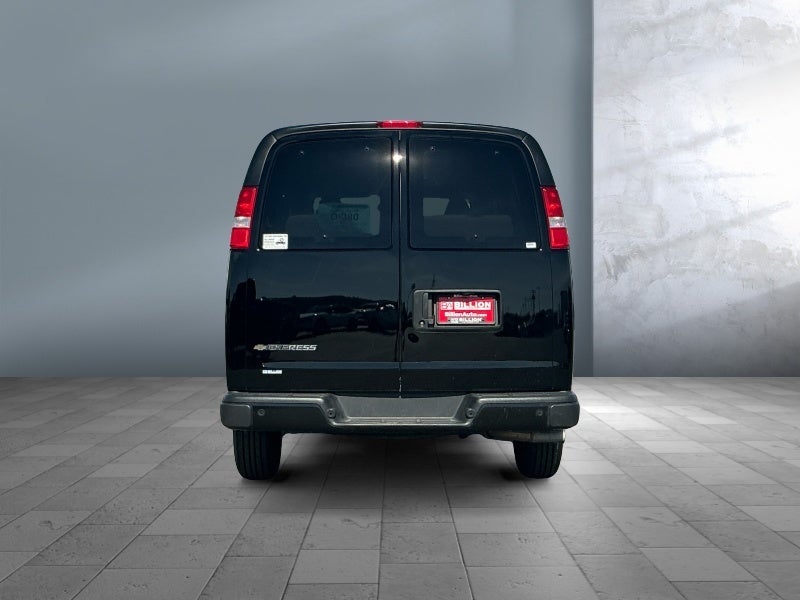 2025 Chevrolet Express Passenger 1LS