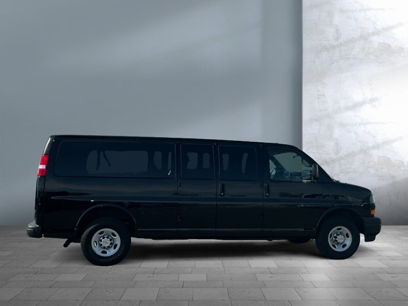 2025 Chevrolet Express Passenger 1LS