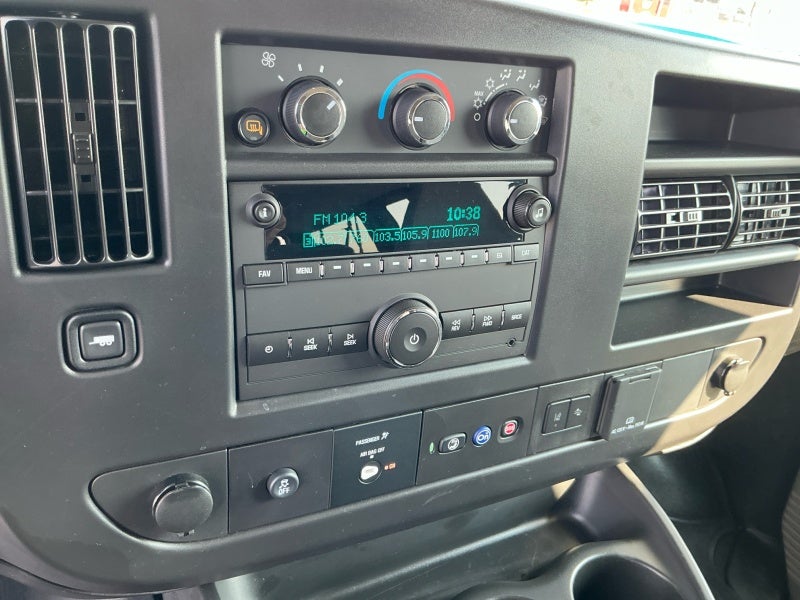 2025 Chevrolet Express Passenger 1LT