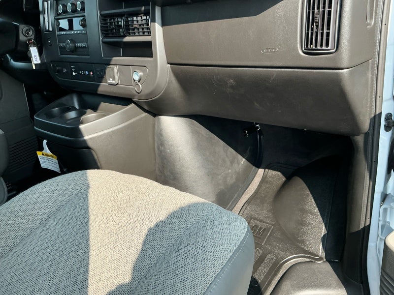 2025 Chevrolet Express Passenger 1LT