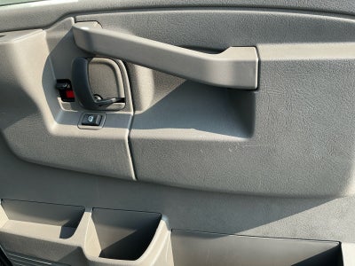 2025 Chevrolet Express Passenger 1LT