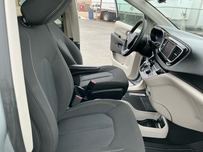 2024 Chrysler Voyager LX