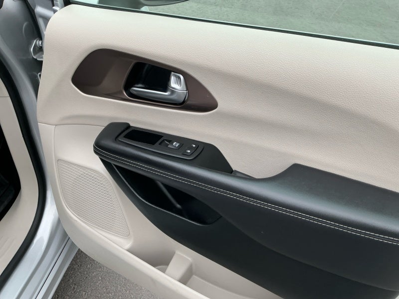 2024 Chrysler Voyager LX