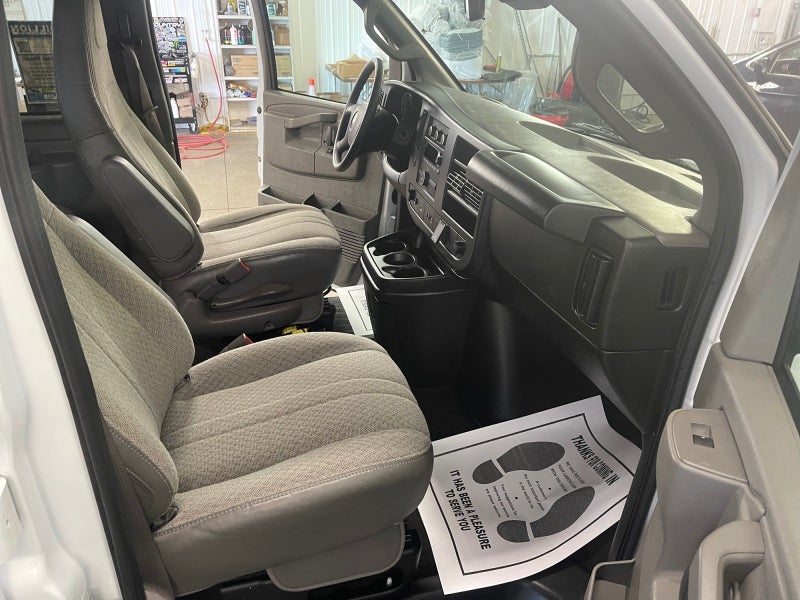 2025 Chevrolet Express Passenger 1LT
